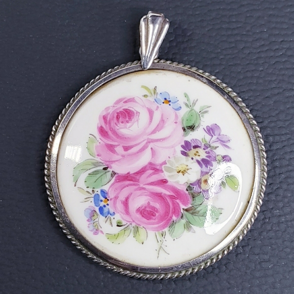 Vintage Sterling Silver Floral Bezel Set Style Porcelain Pendant. - Picture 2 of 4